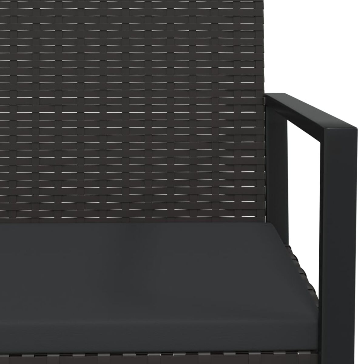 Nahaufnahme eines schwarzen gewebten Outdoor-Sofas mit schwarzem Rahmen und grauem Kissen.