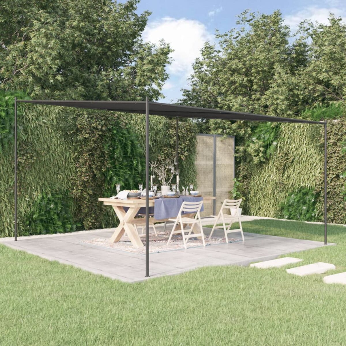 Essgruppe im Freien unter einer Pergola. Der Tisch ist für eine Mahlzeit gedeckt, mit Stühlen und einer blauen Tischdecke.