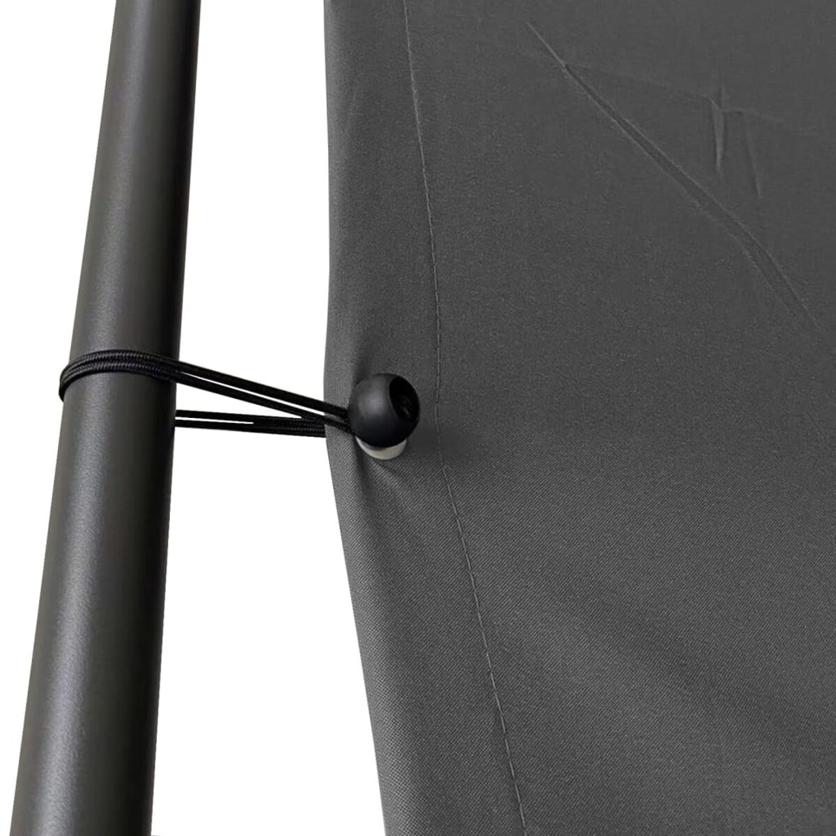 Nahaufnahme eines schwarzen Bungee-Seils, das ein dunkelgraues Verdeck an einem Pfosten sichert.