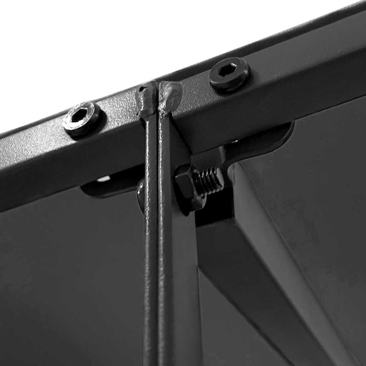 Detail des schwarzen Metallrahmens mit Schrauben. Zeigt die Verbindung der horizontalen und vertikalen Teile.