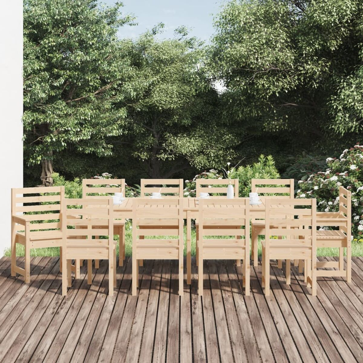 Essgruppe aus hellem Holz auf einer Holzterrasse, umgeben von Bäumen.