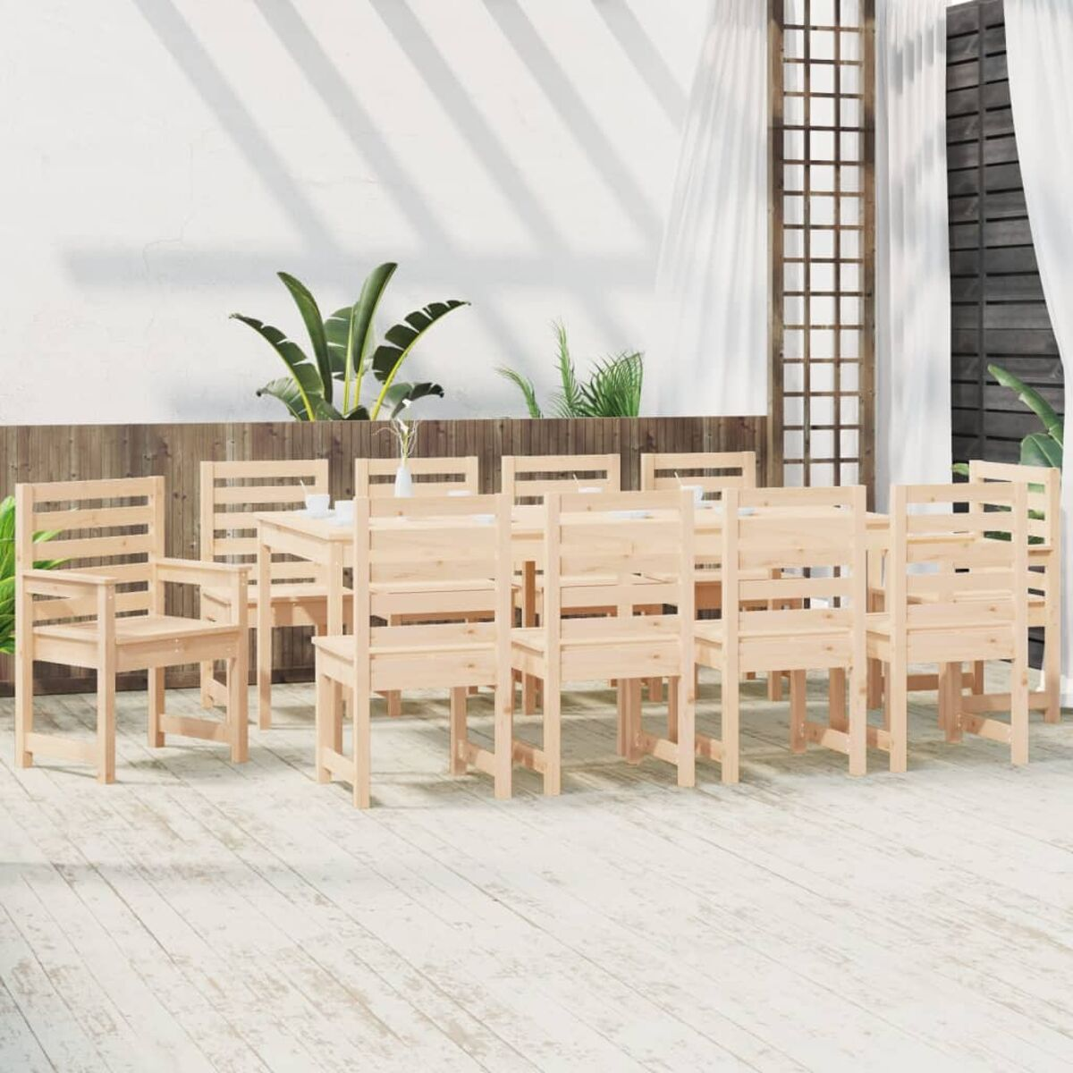 Essgruppe aus Holz für den Außenbereich. Tisch und Stühle. Helle Holzfarbe. Weißer Hintergrund.