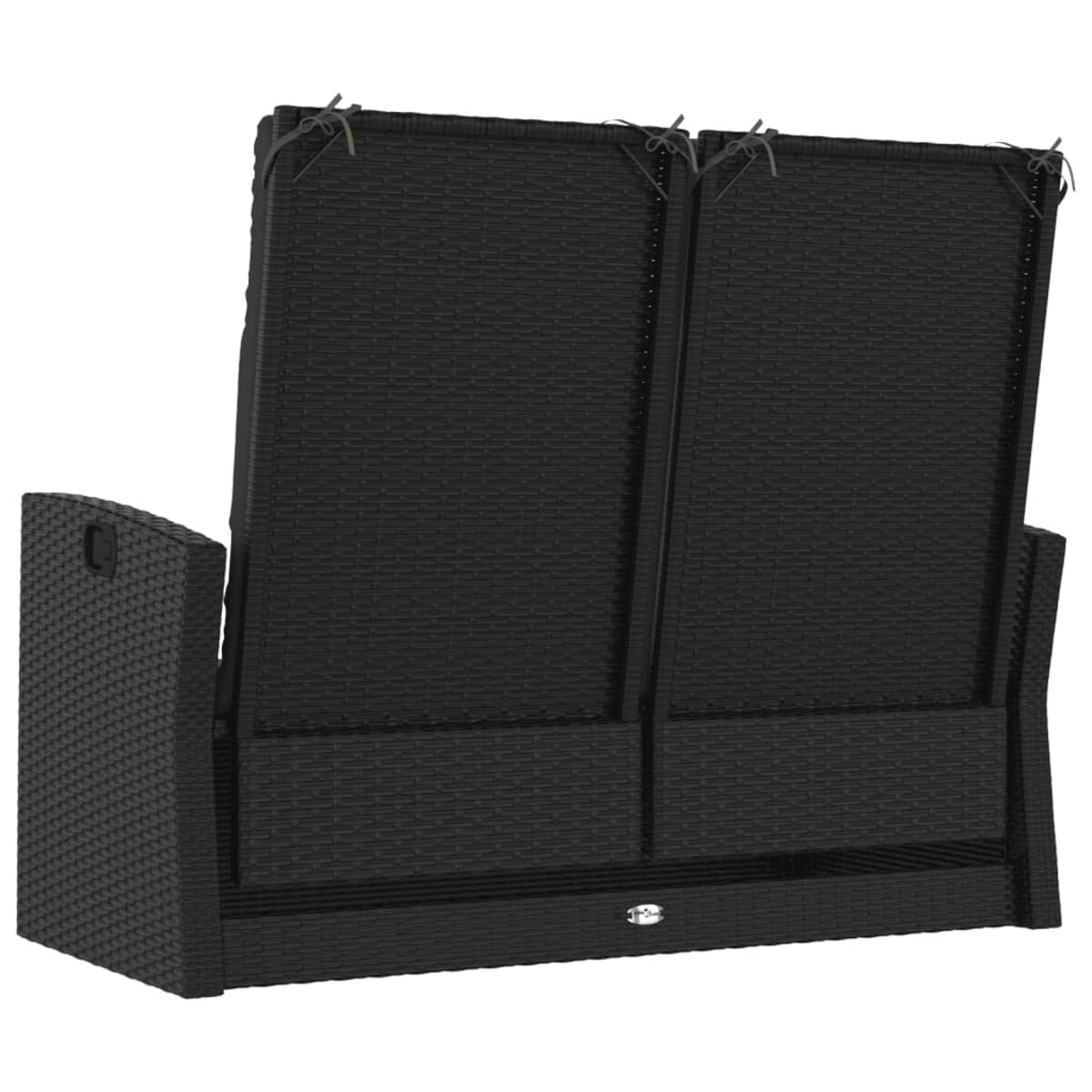 Ein schwarzes Rattan-Sofa von hinten. Es ist ein Zweisitzer mit niedrigem Sitz.