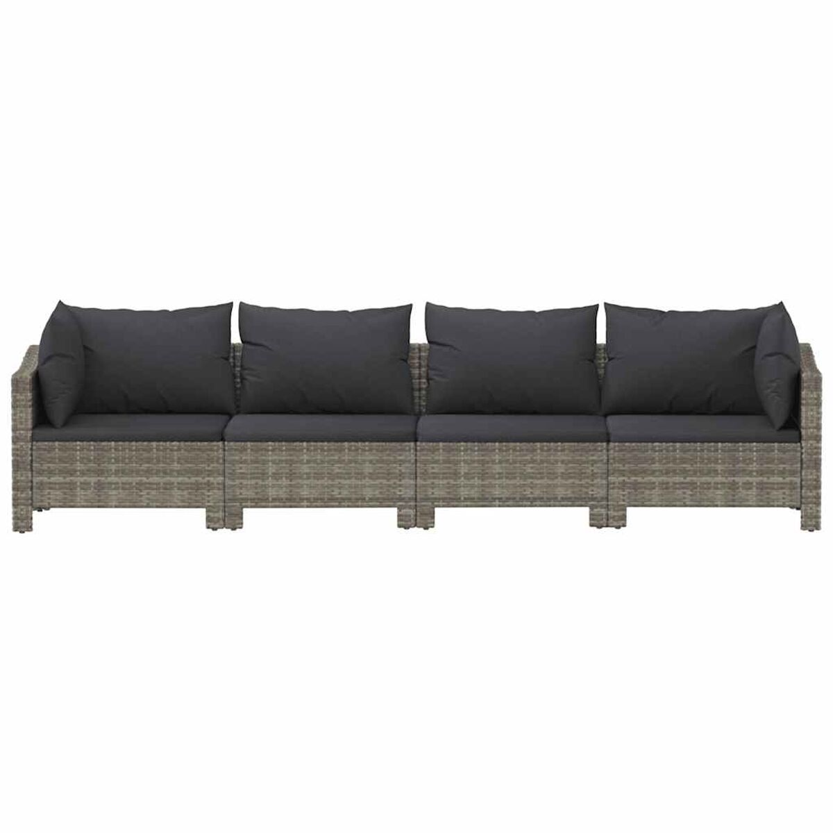 Ein langes, graues Outdoor-Sofa aus Korbgeflecht mit vier Kissen, von vorne gesehen, auf neutralem Hintergrund.