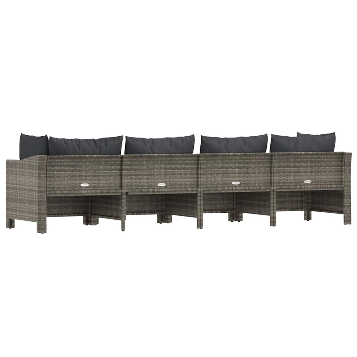 Ein langes graues Korbmöbel mit sechs schwarzen Kissen. Das Sofa ist niedrig.