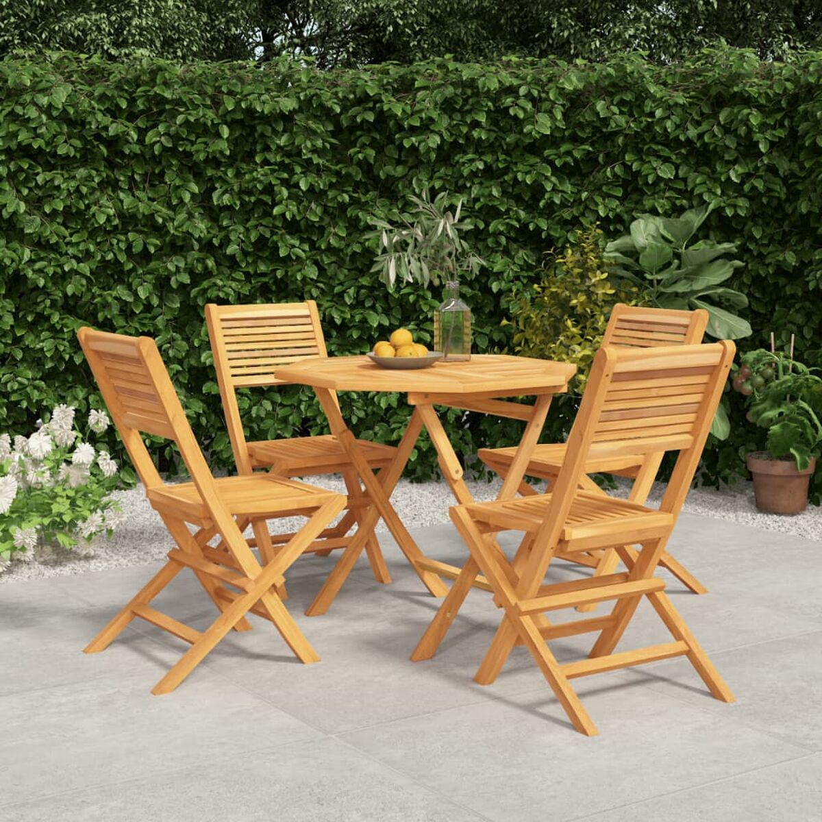 Holz-Terrassenset mit quadratischem Tisch und vier Klappstühlen. Grüner Hintergrund.