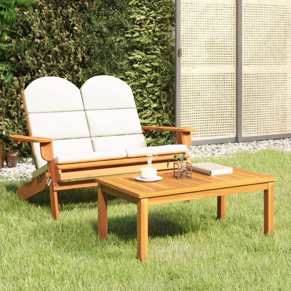 Gartenmöbel-Set aus Holz mit Sofa und Couchtisch auf Gras, mit Hintergrund.
