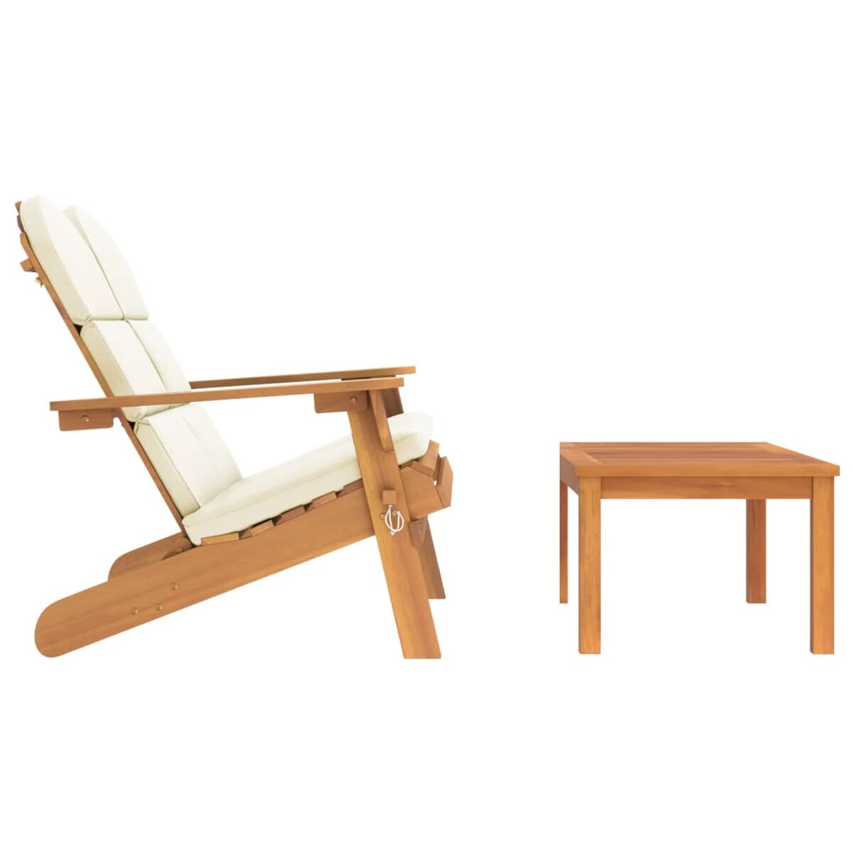Holz-Adirondack-Stuhl mit weißem Kissen und ein quadratischer Tisch daneben, auf weißem Hintergrund.