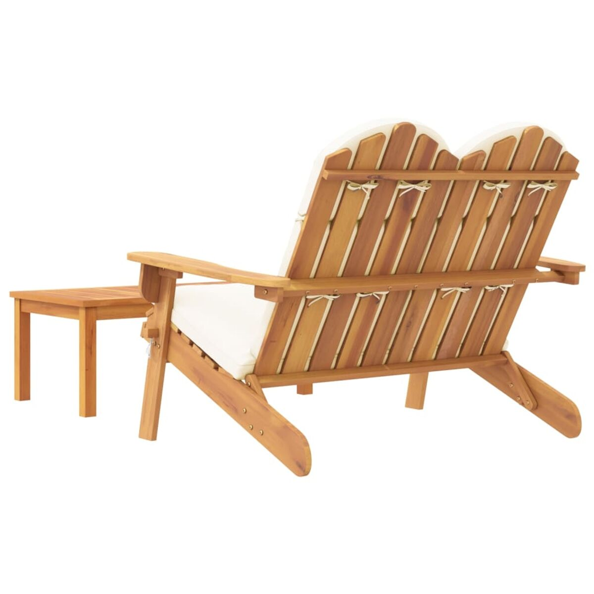 Zweisitzer-Holzstuhl mit weißen Kissen und einem kleinen Holzbeistelltisch.