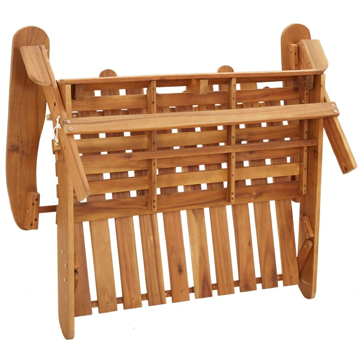 Klappbank aus Holz. Rücken und Sitz bestehen aus Holzlatten. Weißer Hintergrund.