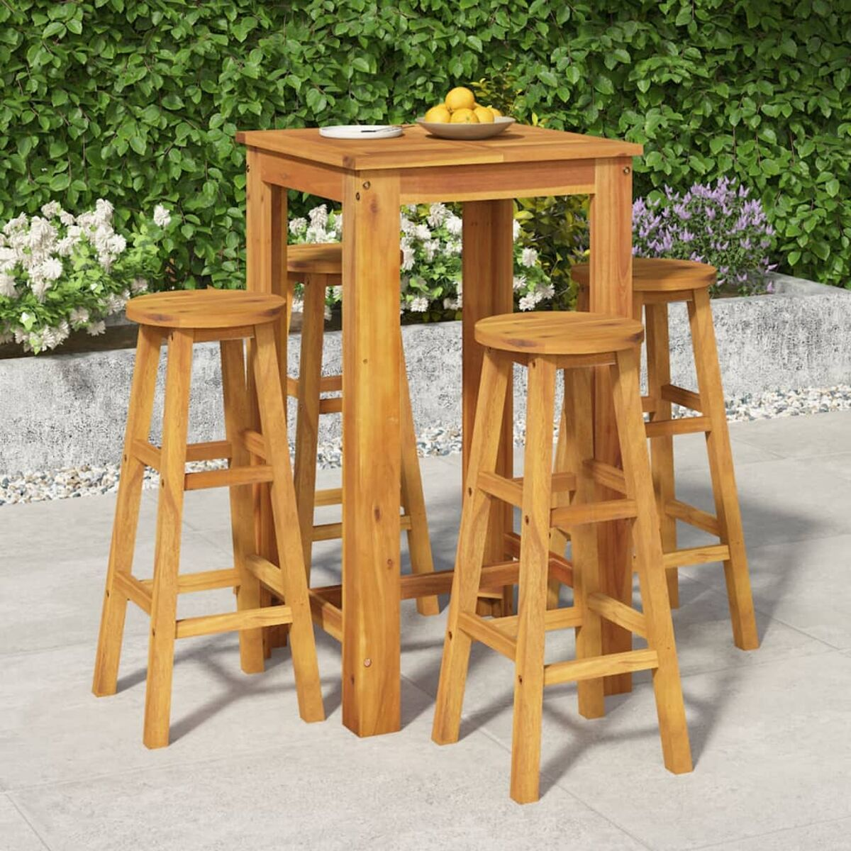 Outdoor-Bar-Set aus Holz, quadratischer Tisch, vier Hocker, grüner Busch-Hintergrund, Teller mit Zitronen.
