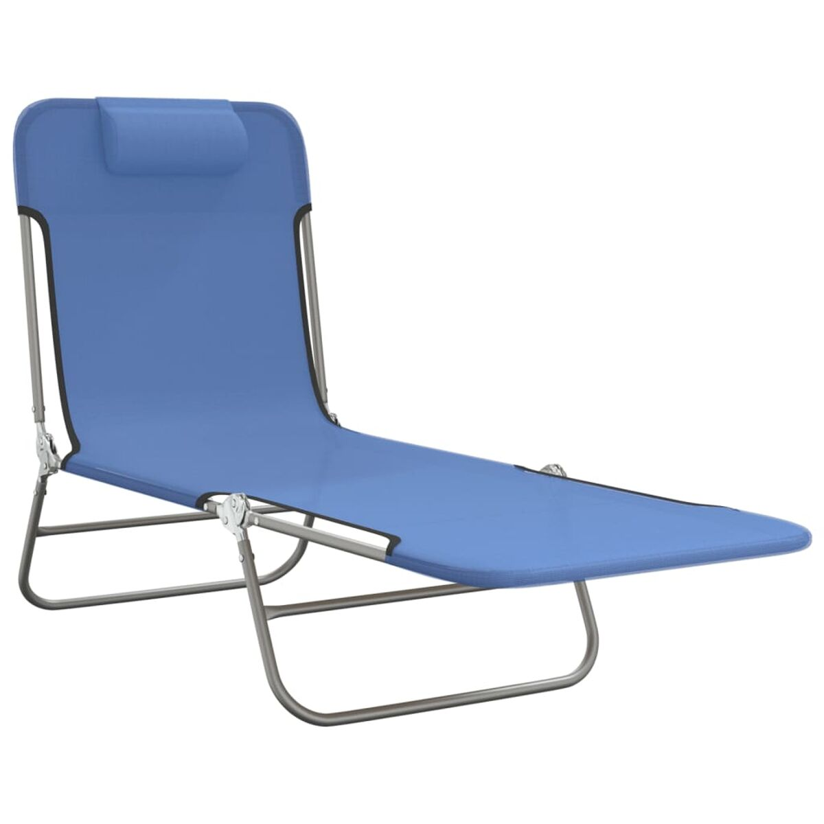 Blaue, zusammenklappbare Sonnenliege. Sie hat einen blauen Stoff und einen schwarzen Rahmen.