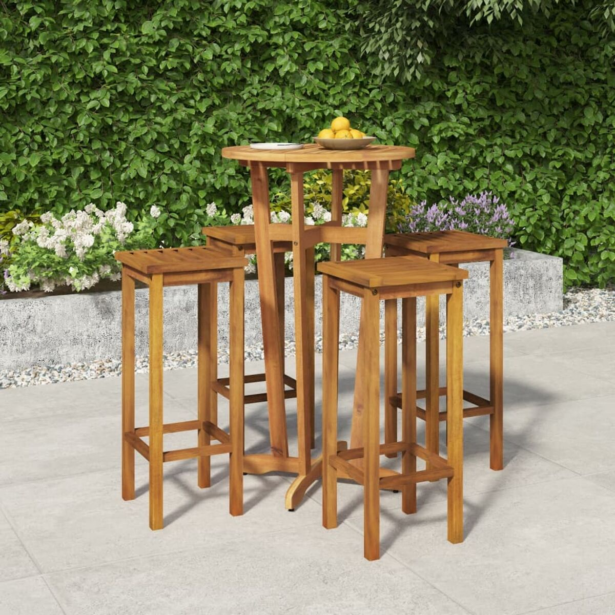 Bar-Set für draußen mit Tisch und Hockern. Das Set ist aus Holz, im Hintergrund Grün.