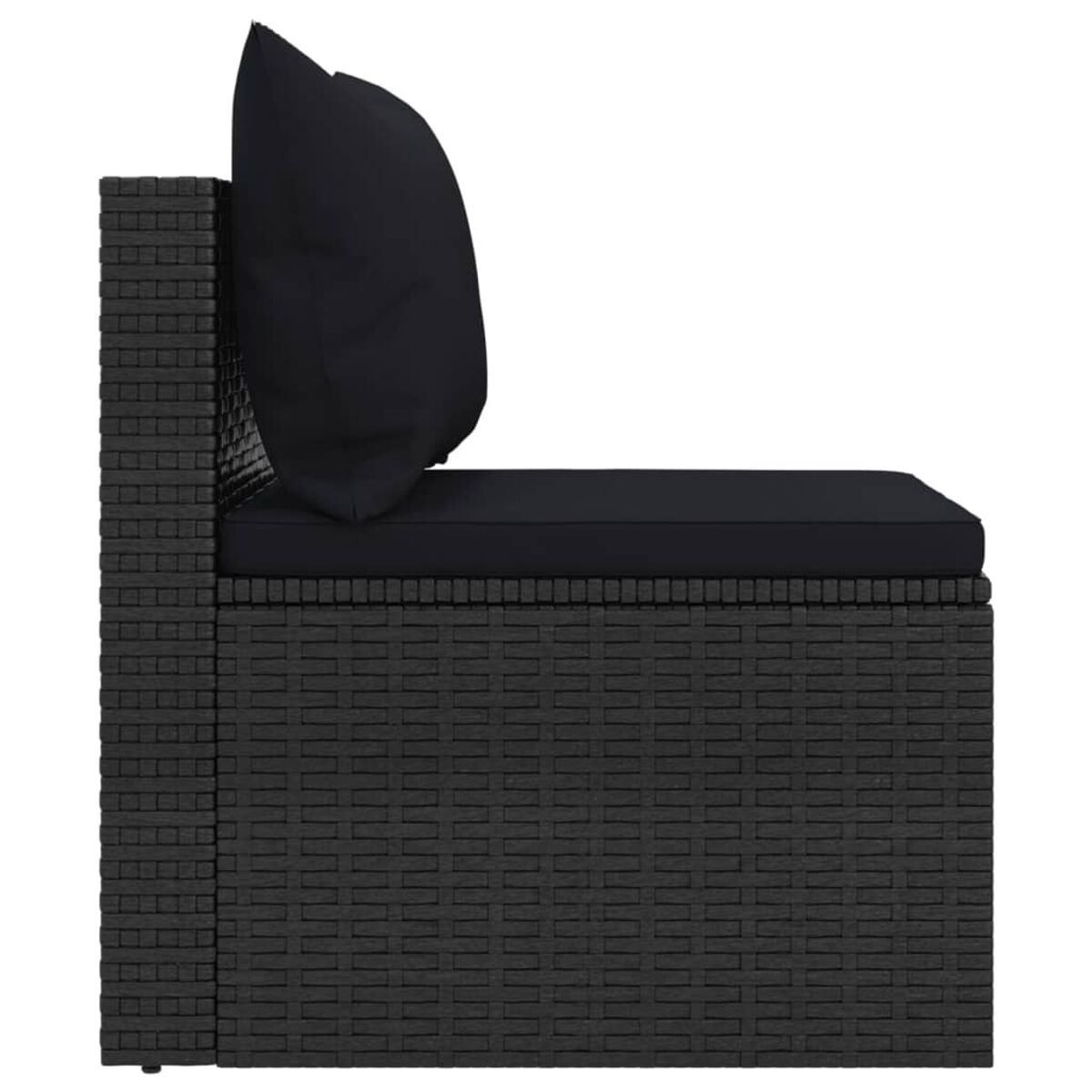 Schwarzes, gewebtes Outdoor-Sofateil aus Korbgeflecht. Schwarze Kissen und Kissen. Seitenansicht. Weißer Hintergrund.