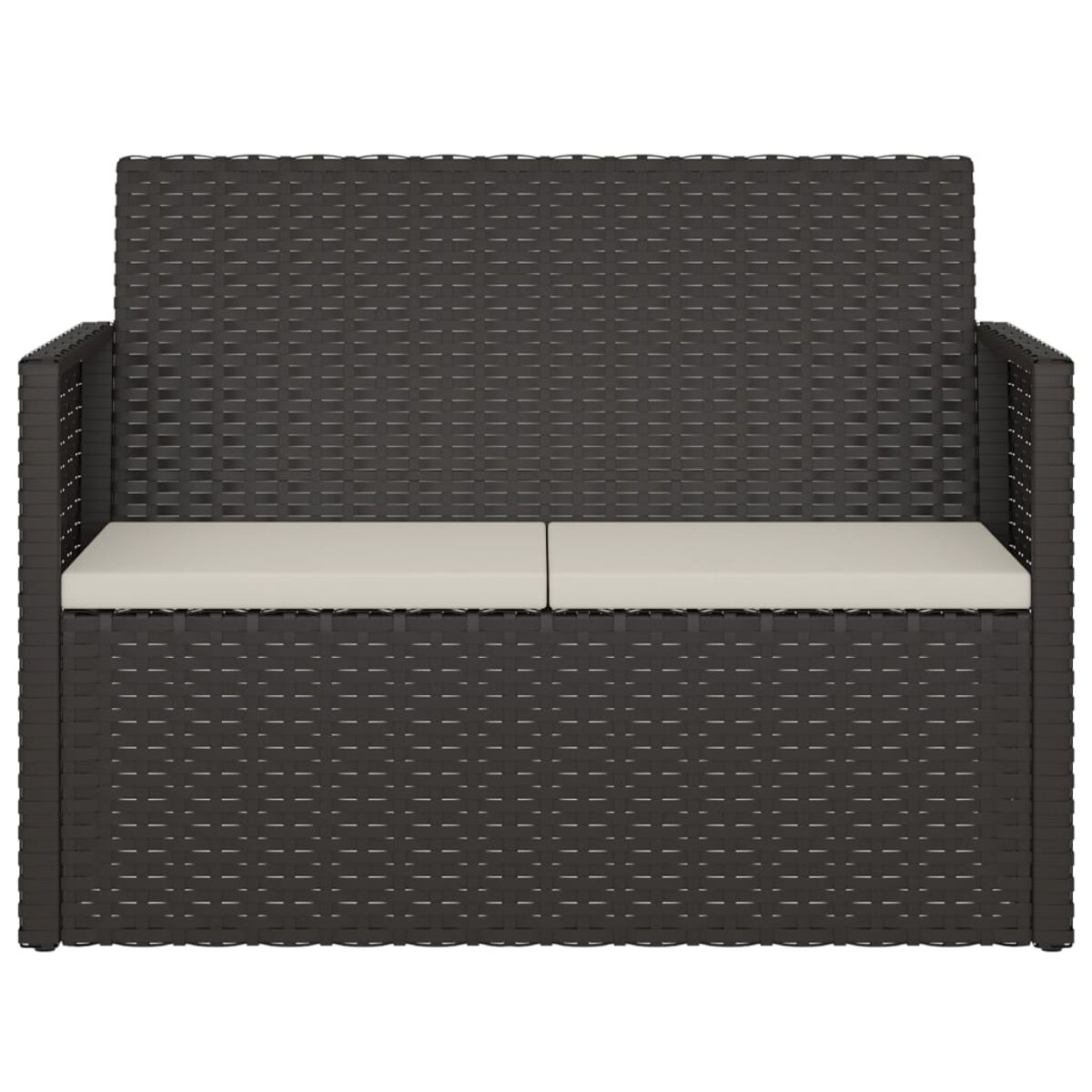 Dunkelbraunes Korbmöbelsofa mit cremefarbenen Kissen. Weißer Hintergrund.