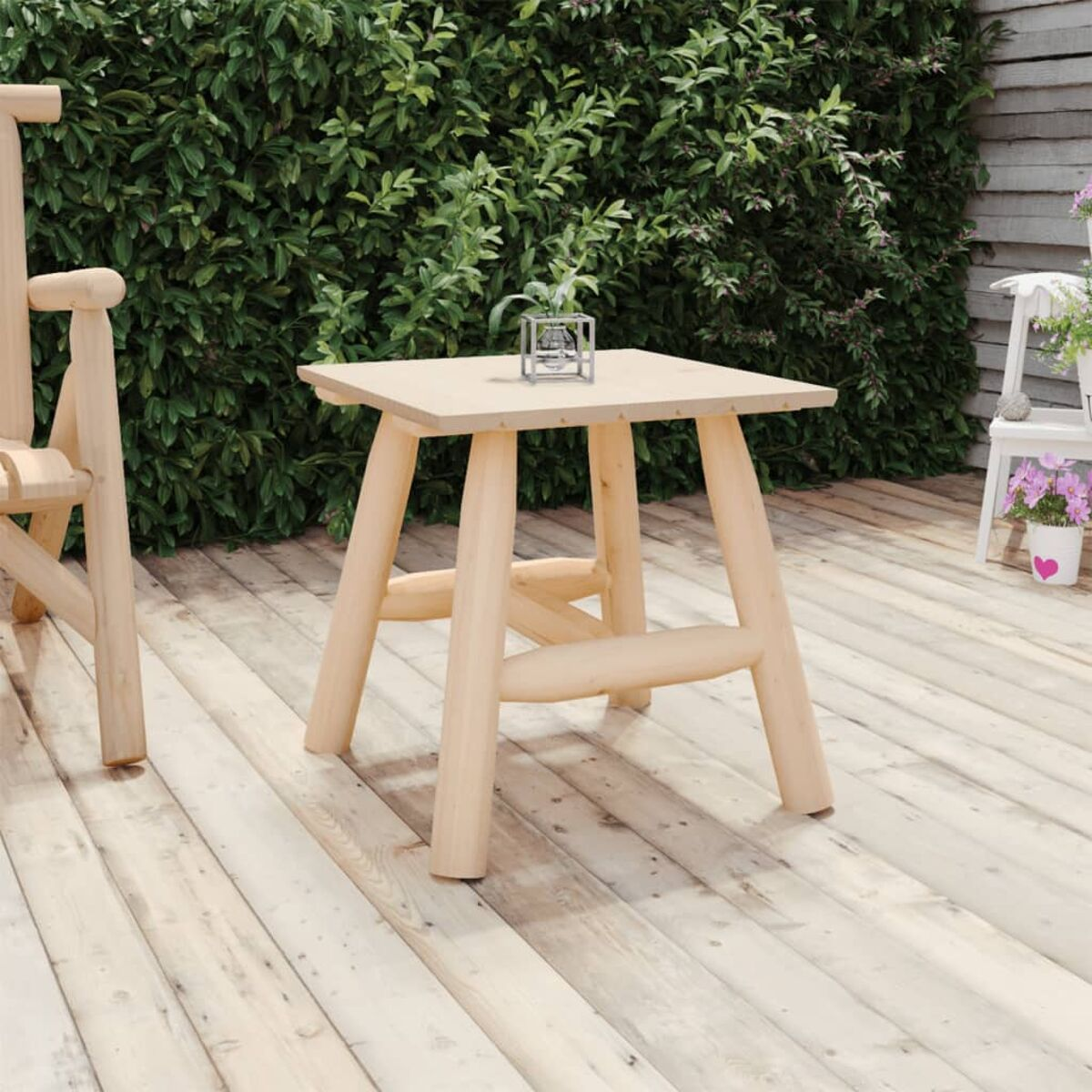 Holzbeistelltisch mit einer Pflanze auf einer Holzterrasse.