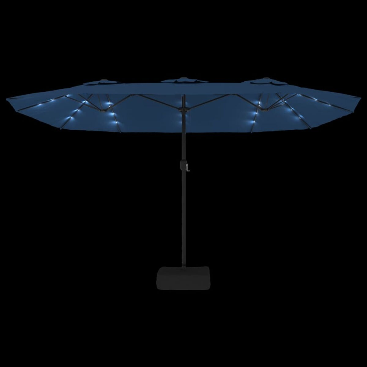 Blauer doppelseitiger Sonnenschirm mit Lichtern, mit schwarzem Fuß und Hintergrund.