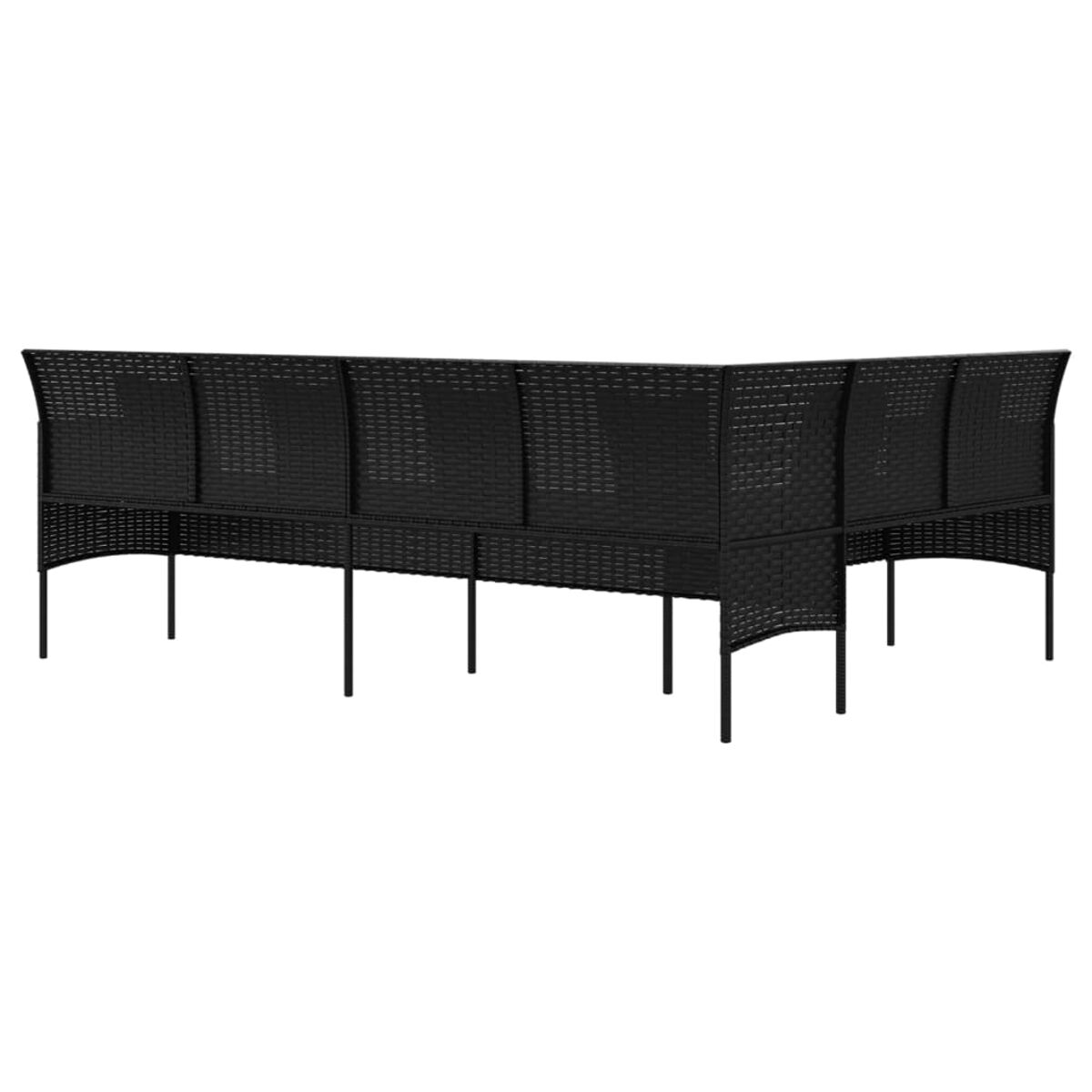 Schwarzes Rattan-Ecksofa auf weißem Hintergrund. Es hat ein Eckdesign und schwarze Metallbeine.