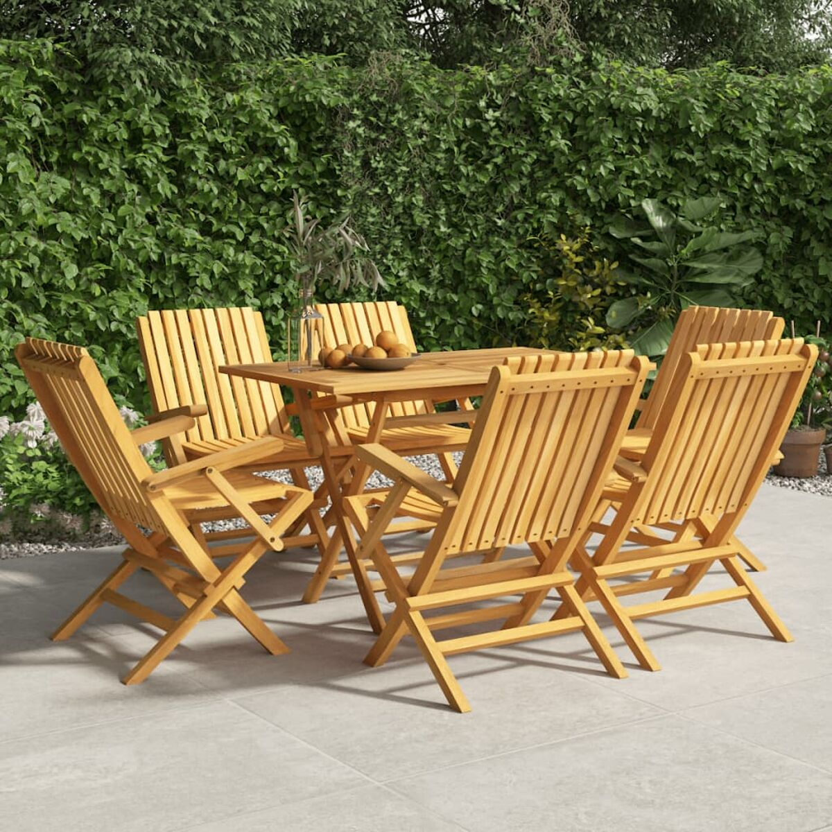 Essgruppe aus Holz für draußen. Beinhaltet Tisch und Stühle. Die Stühle sind klappbar.