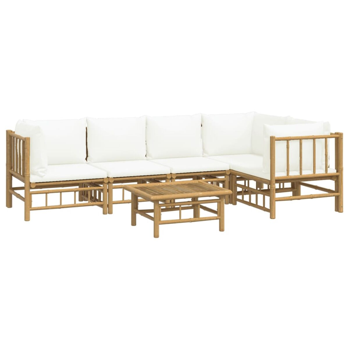 Ein Bambus-Outdoor-Sofaset mit weißen Kissen und einem Tisch.