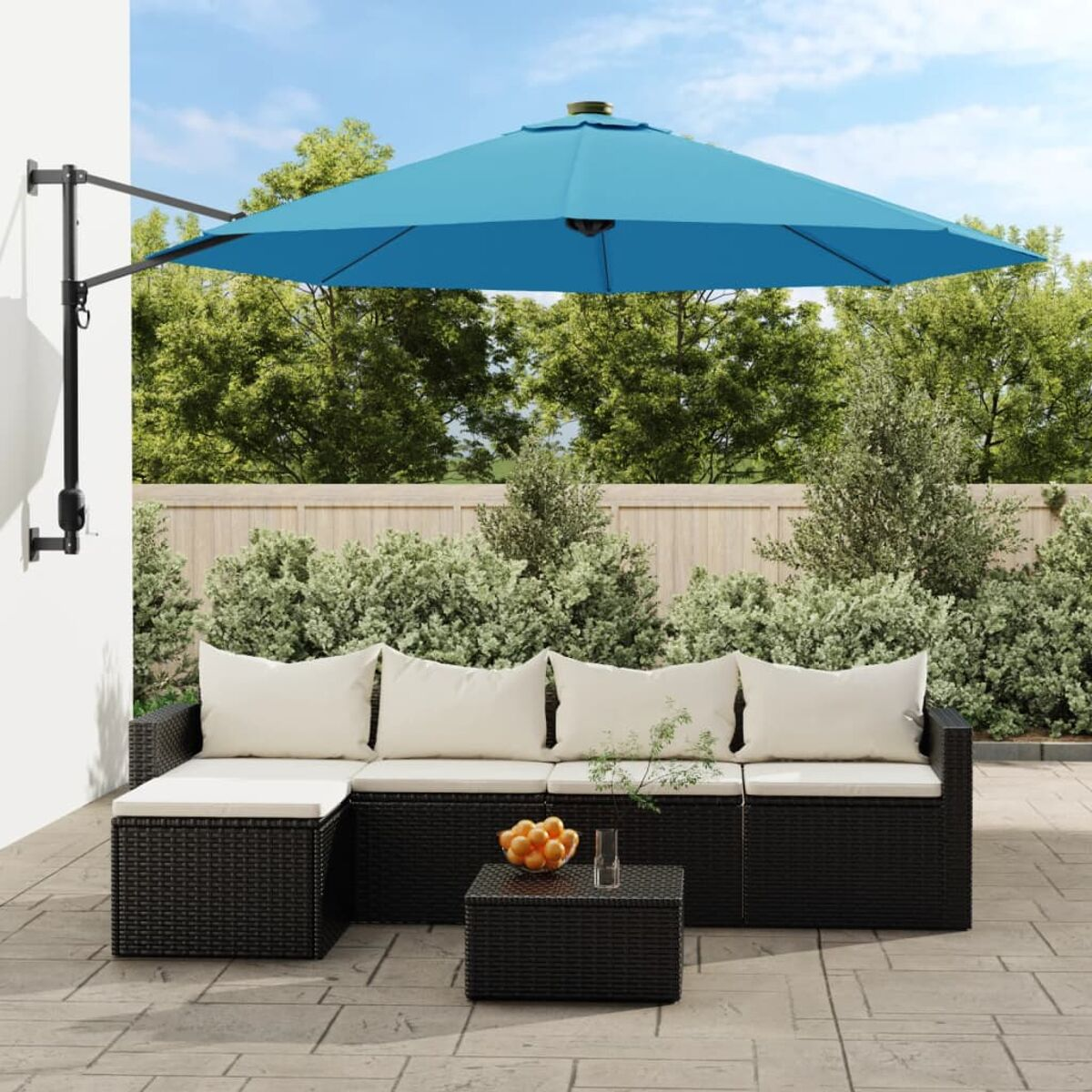 Szene im Freien mit Sofa, Tisch und Sonnenschirm, grünes Gras.
