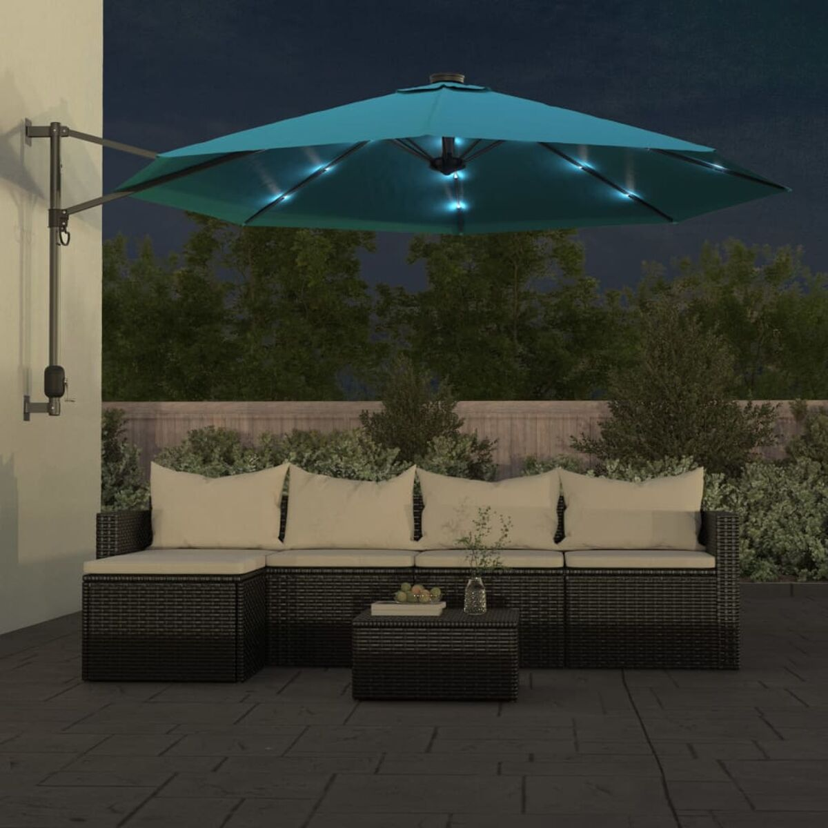 Szene im Freien bei Nacht. Ein türkisfarbener Schirm mit Lichtern, Sofa mit Kissen und Tisch.