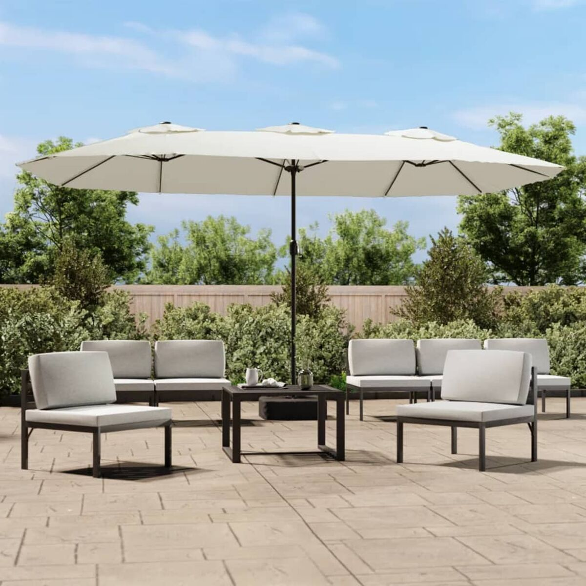 Terrassenmöbel-Set im Freien mit großem Schirm, Sitzbereich und Tisch im Sonnenlicht.