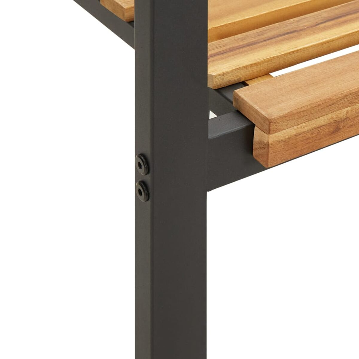 Primer plano de una pata de mesa y unión con metal negro y listones de madera.