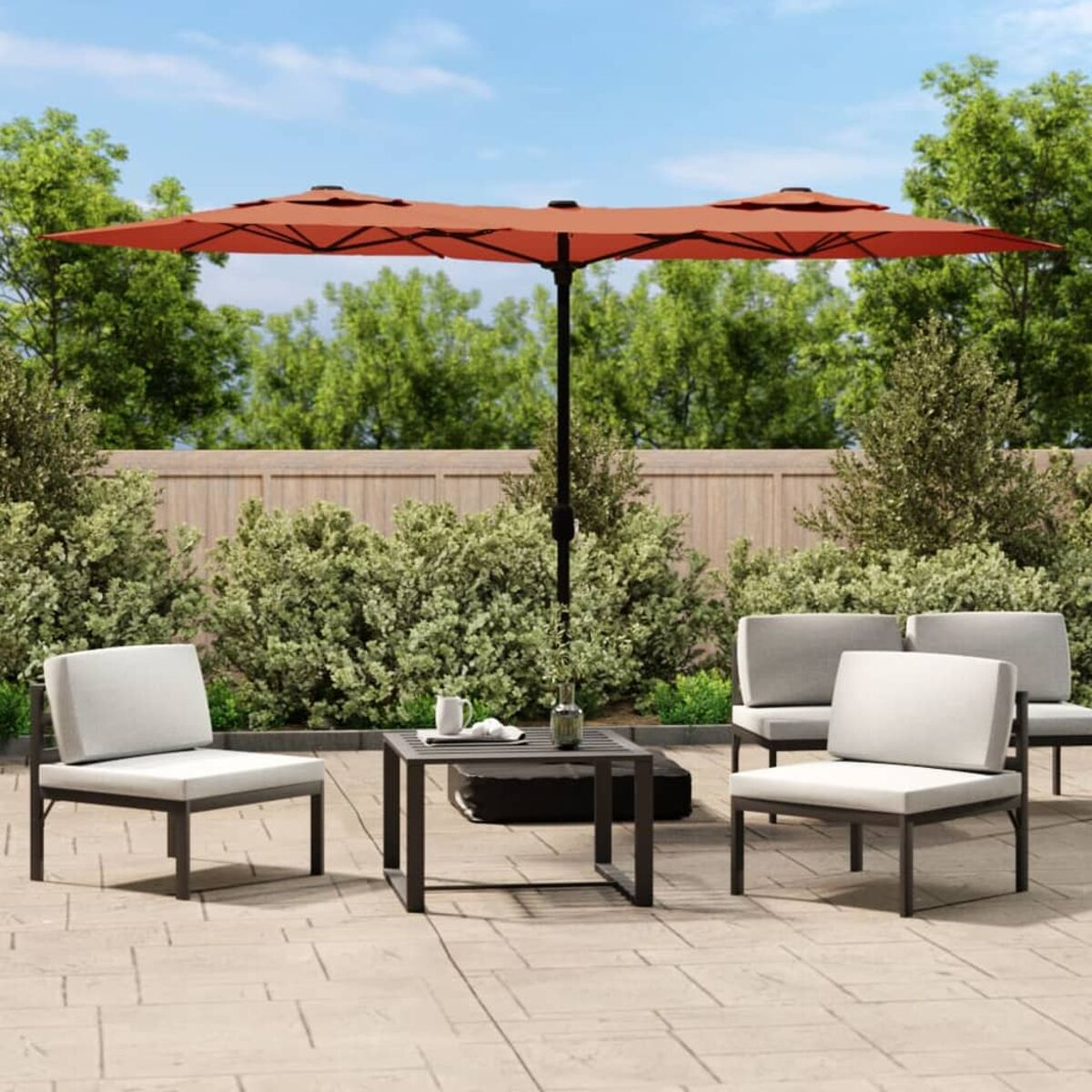 Outdoor-Sitzbereich mit orangefarbenem Sonnenschirm, Tisch, Stühlen.