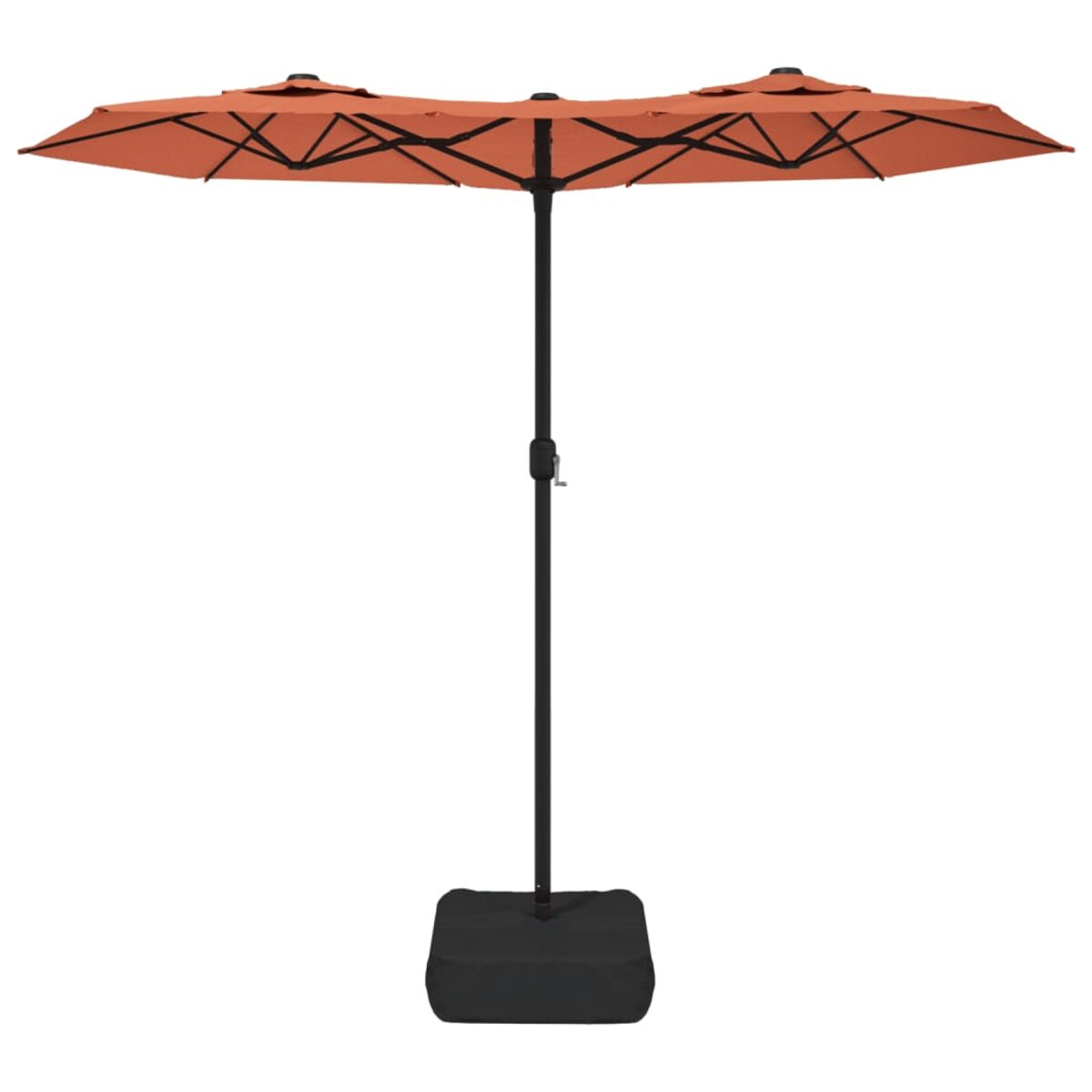 Ein orangefarbener, doppelseitiger Sonnenschirm. Er steht auf einem schwarzen Sockel. Weißer Hintergrund.
