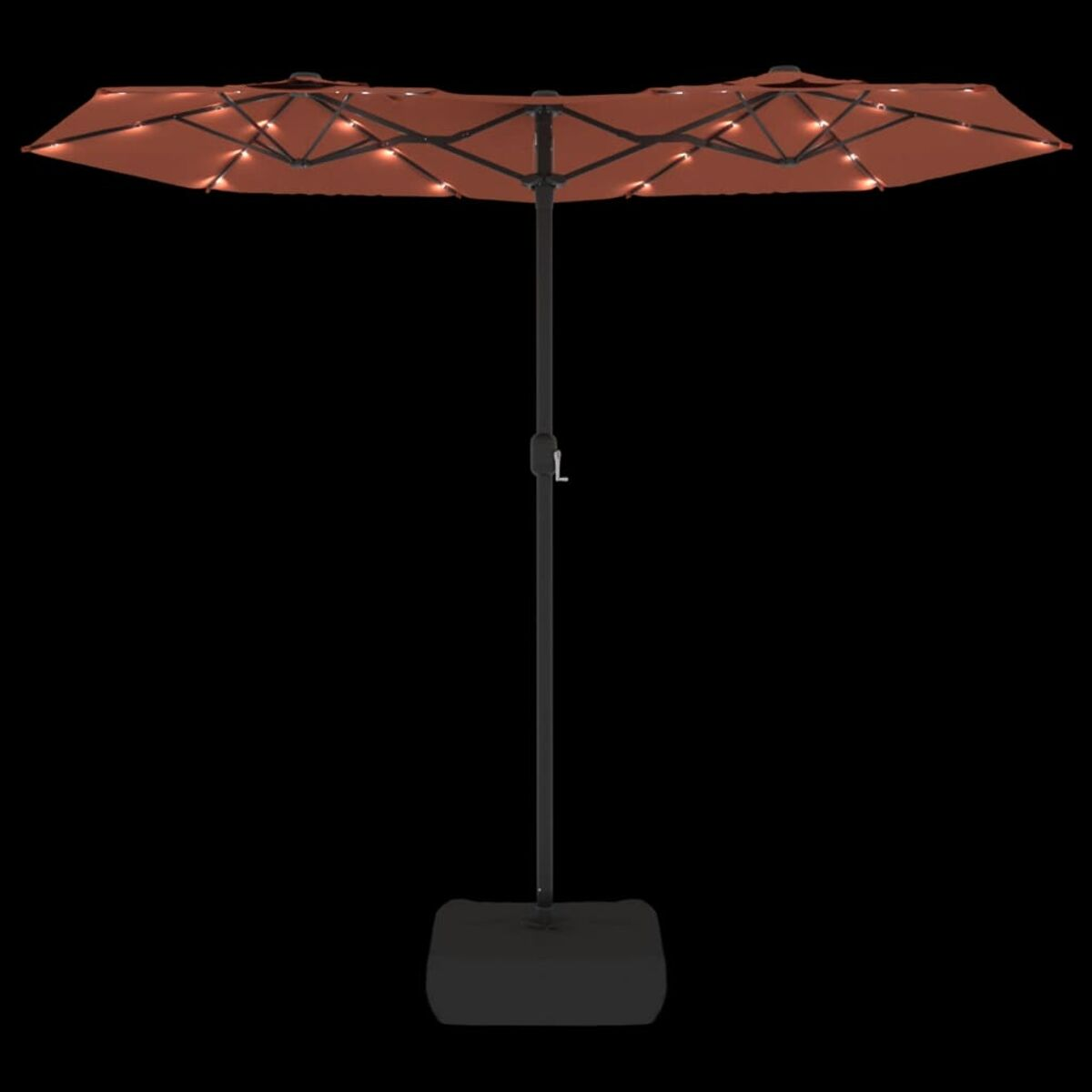Doppelseitiger Outdoor-Schirm, braunes Verdeck, mit Lichtern, auf schwarzem Hintergrund.