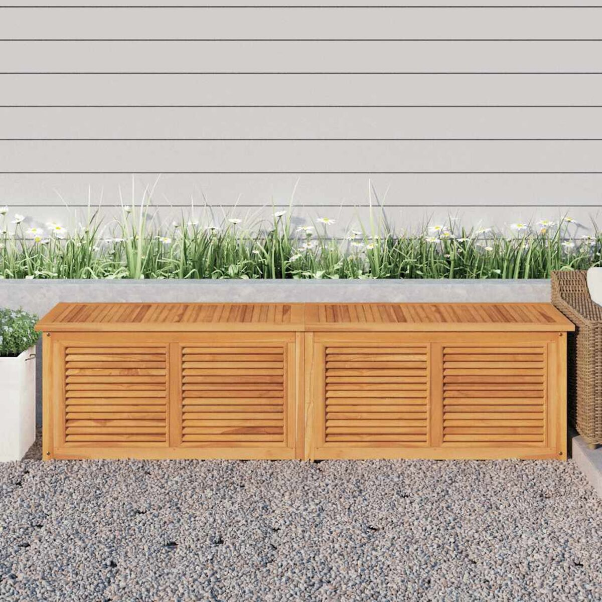 Holz-Außenaufbewahrungsbox mit Lamellentüren. Kies- und Pflanzenhintergrund.