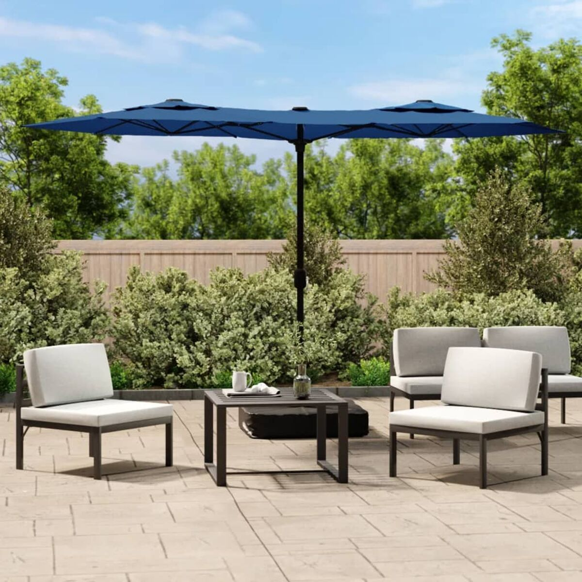 Gartenmöbel-Set mit Tisch, Stühlen und Sonnenschirm.