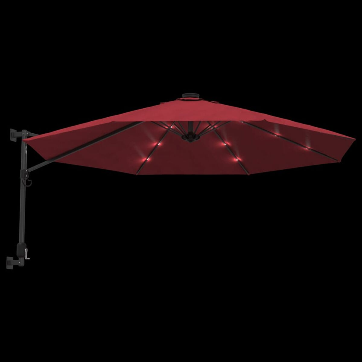 Roter Ausleger-Sonnenschirm mit Lichtern, schwarzer Hintergrund.