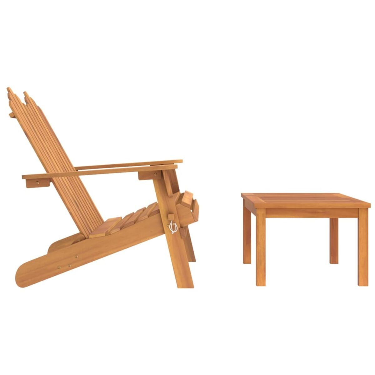 Ein hölzerner Adirondack-Stuhl und ein kleiner quadratischer Tisch. Der Stuhl ist nach links abgewinkelt.