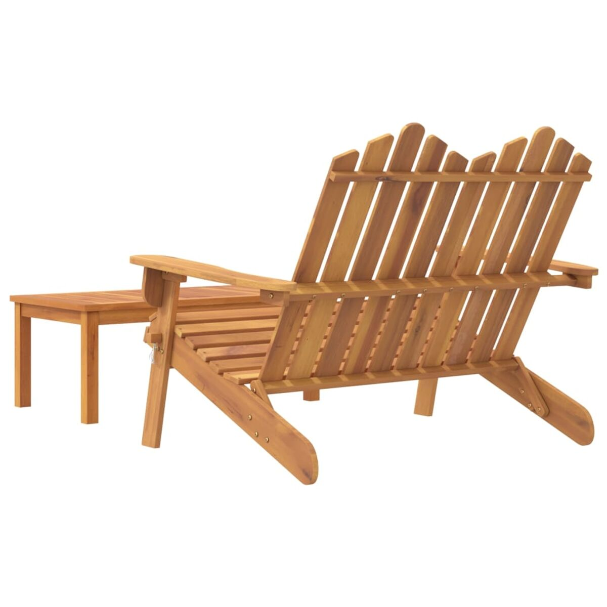 Holz-Adirondack-Stuhl und kleiner Tisch. Der Stuhl ist vom Betrachter abgewandt.