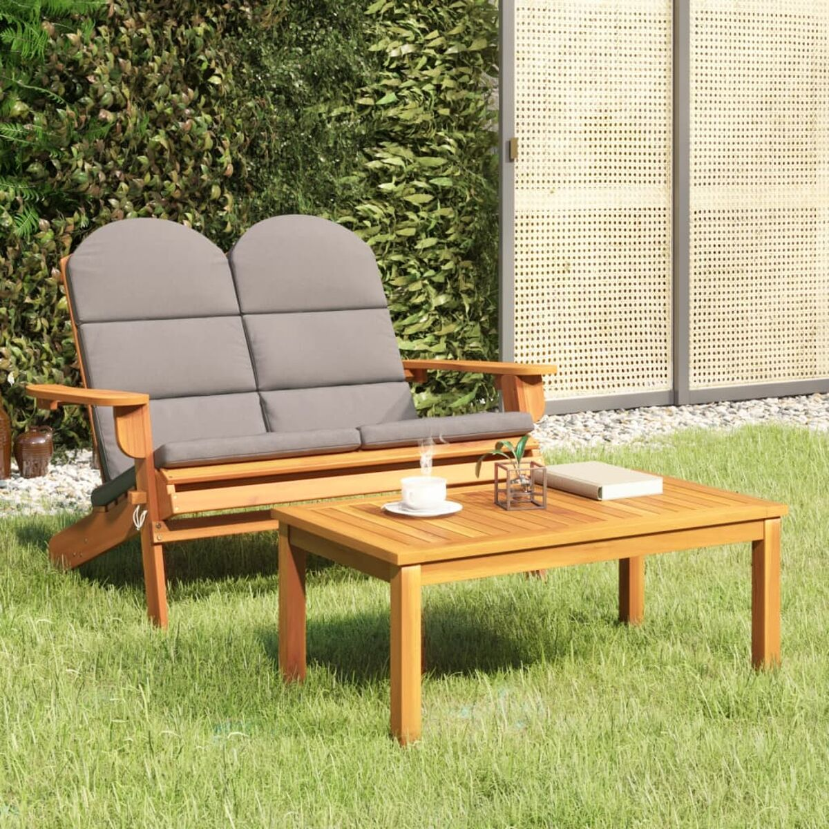 Outdoor-Sitzgruppe aus Holz mit Doppelsitz, Tisch und grünem Gras im Hintergrund.