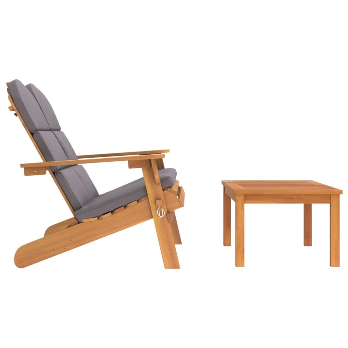 Adirondack-Stuhl aus Holz mit grauem Kissen und kleiner Holztisch. Weißer Hintergrund.