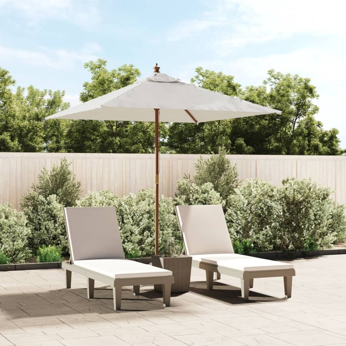 Zwei weiße Sonnenliegen und ein Sonnenschirm auf einer Terrasse.