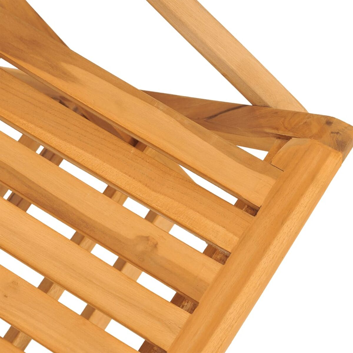 Nahaufnahme eines Holzstuhls. Der Stuhl hat horizontale Sprossen.