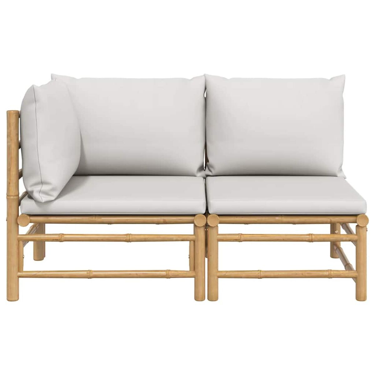 Zweisitzer-Bambus-Sofa mit weißen Kissen. Das Sofa ist hellbraun.