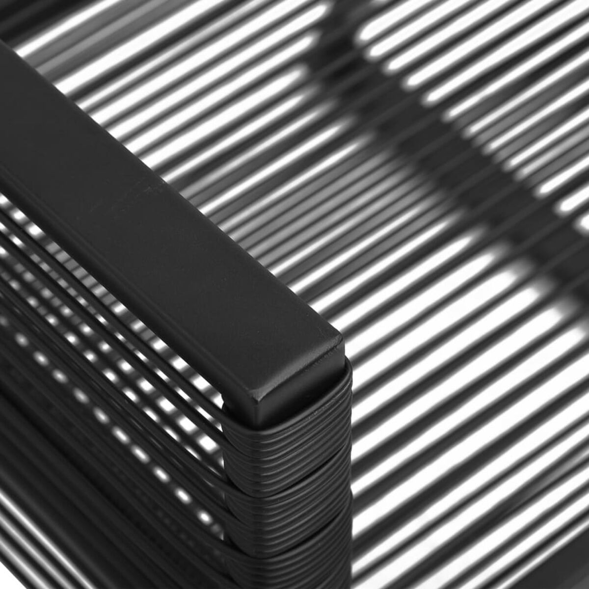 Schwarzer Metallrahmen mit Parallelstäben, Nahaufnahme.
