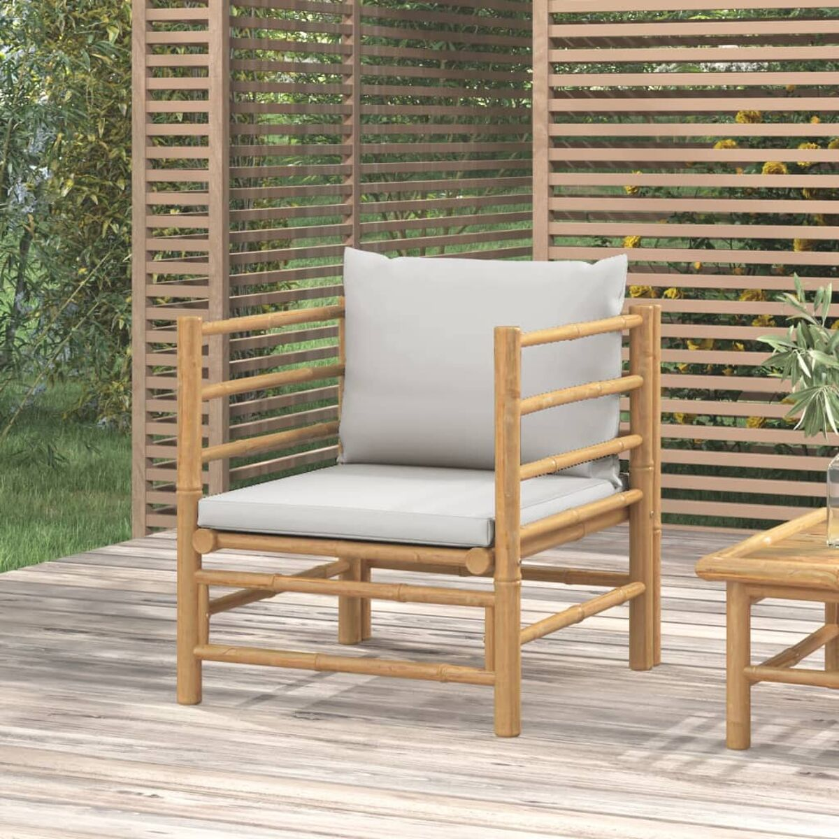 Holzstuhl mit Kissen, auf einem Deck platziert. Ein Holzlattenzaun im Hintergrund.