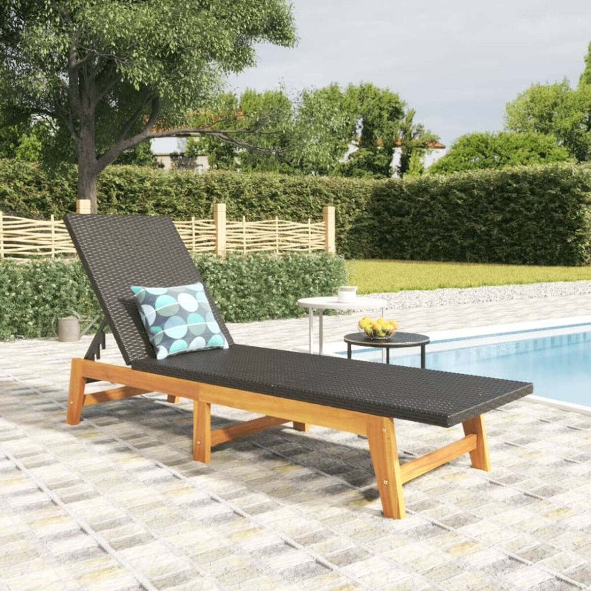 Braune Liegestuhl mit Kissen, neben einem kleinen Tisch und einem Pool.