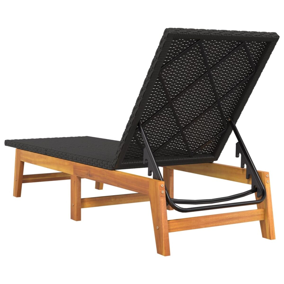 Eine schwarze Sonnenliege aus Rattan mit Holzrahmen. Die Rückenlehne ist verstellbar.