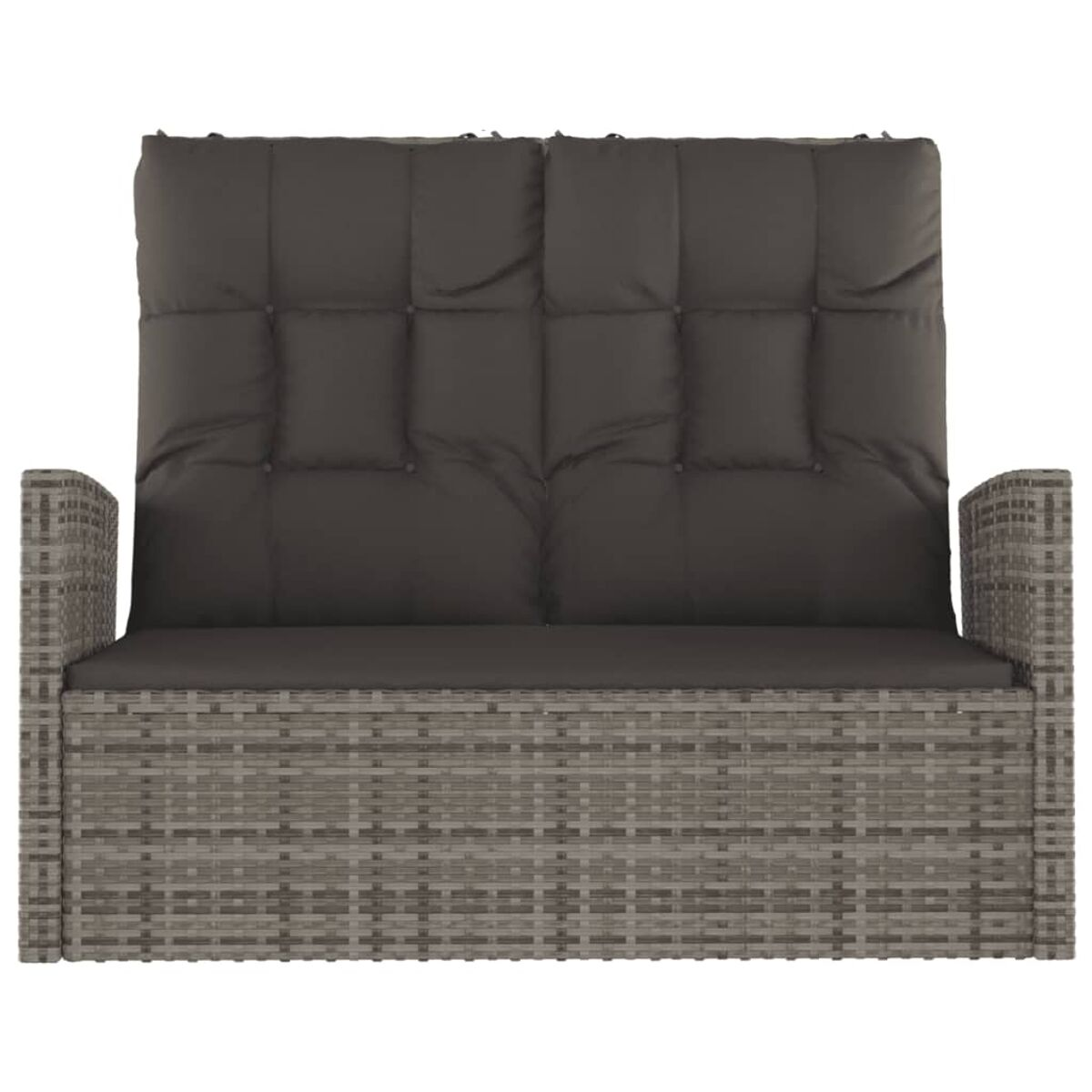 Graues Rattan-Sofa mit dunkelgrauen, getufteten Kissen und Armlehnen.