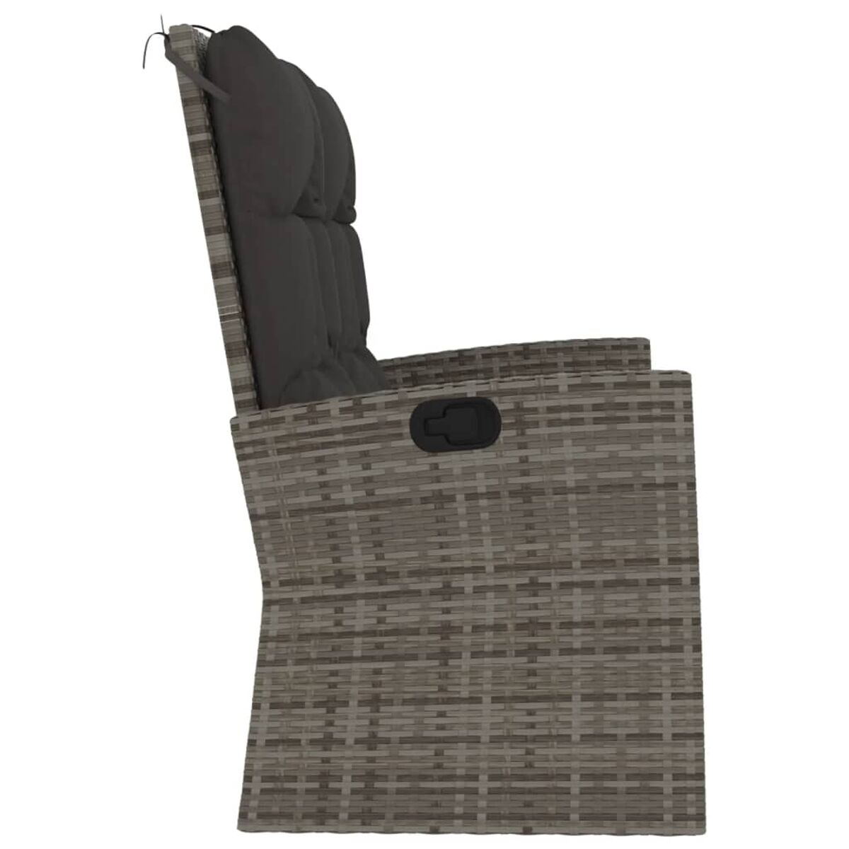 Rattan-Stuhl, graues Kissen. Seitenansicht. Gewebte Textur, schwarzer Griff.