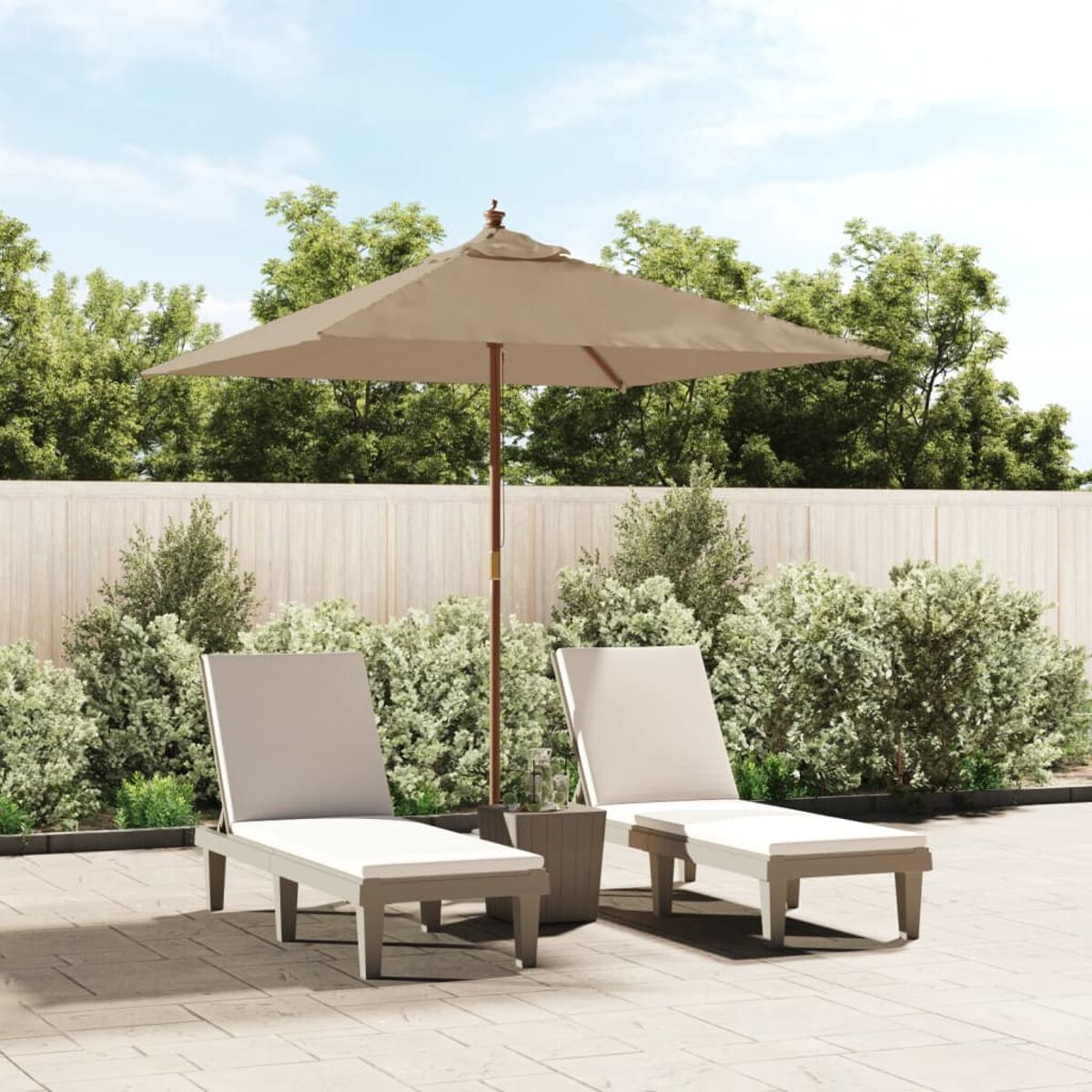 Terrassenszene mit beigem Sonnenschirm, zwei Liegestühlen und einem Holzzaun.