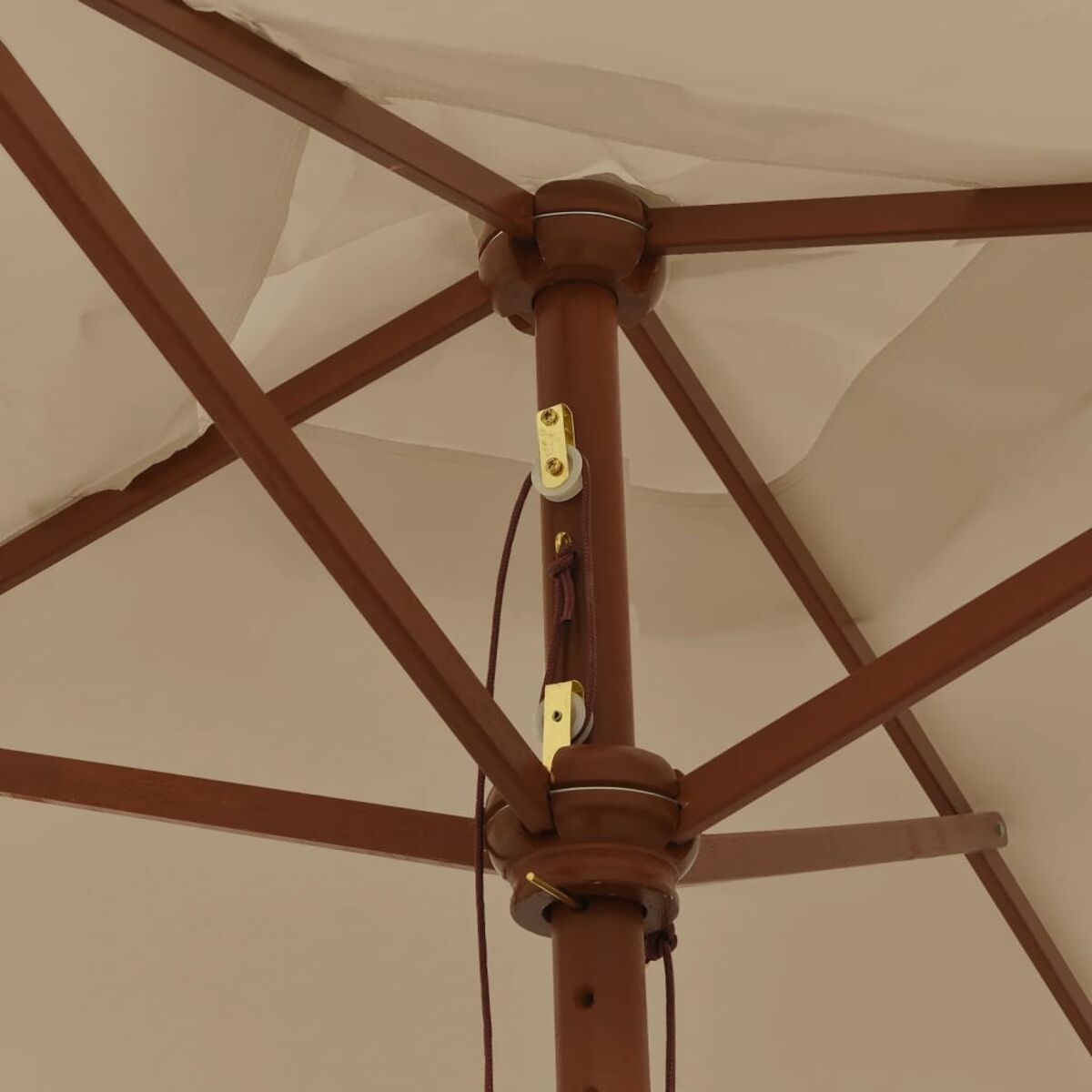 Nahaufnahme der Innenstruktur eines Holzschirms. Braunholz mit hellem Stoff.