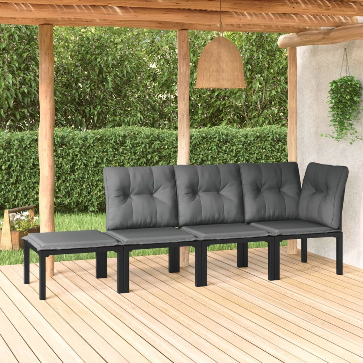 Graues Ecksofa im Freien mit Kissen auf einem Holzdeck unter einer Pergola.